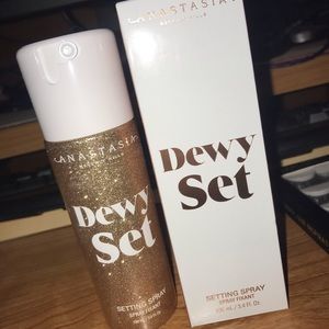 Dewy setting spray